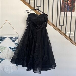 Chic Black Strapless Tiered Prom Gown